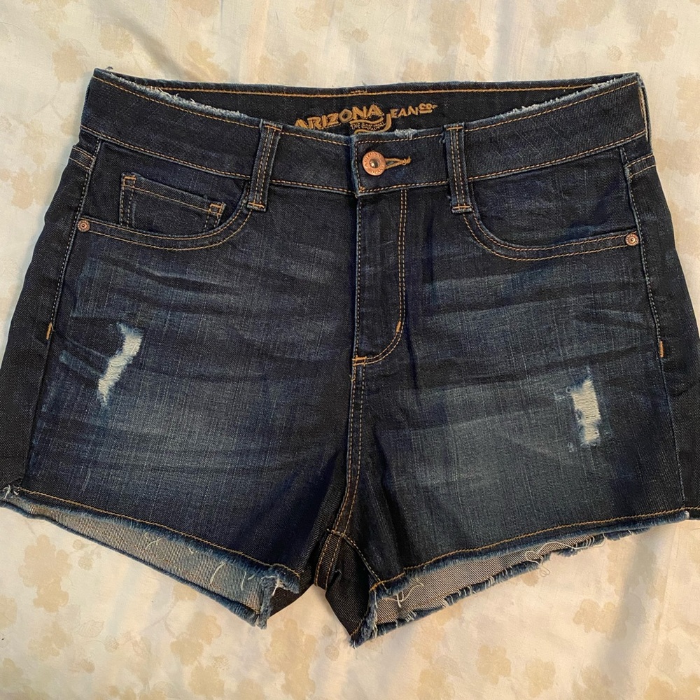 Junior’s Arizona Jeans Co. dark-wash high waisted jean shorts size 7
